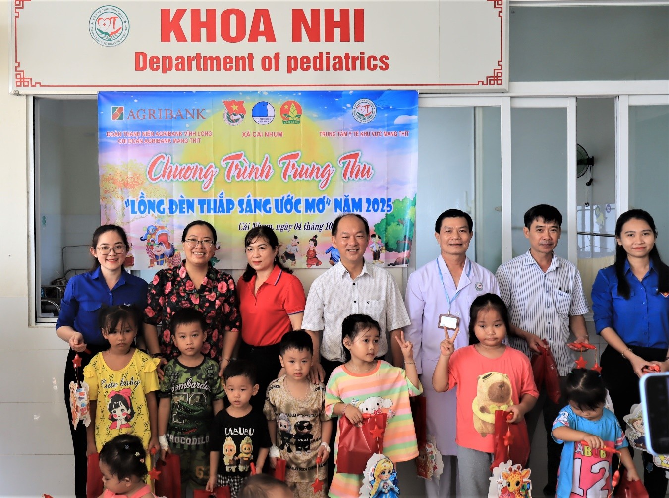 Lãnh đạo xã thăm, tặng quà trung thu cho bệnh nhi đang điều trị tại Trung tâm Y tế khu vực Mang Thít